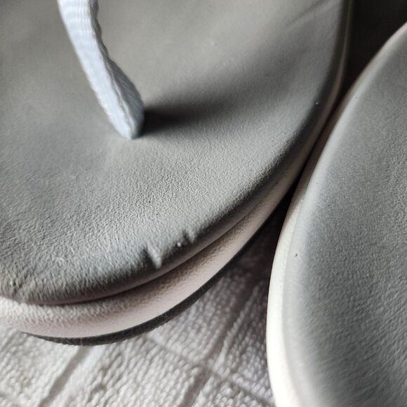 Elevate your summer footwear with these Floopi womens flip flops in white and gr - Picture 2 of 6